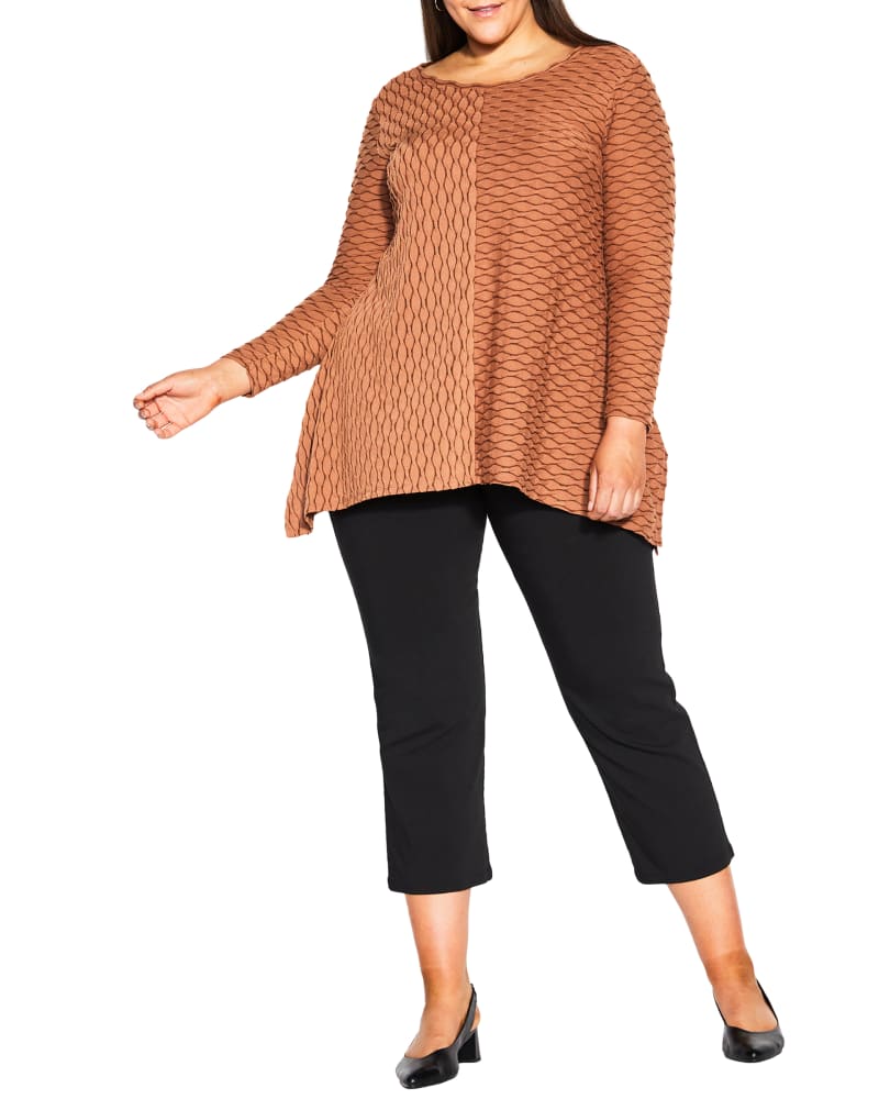 Front of a model wearing a size 16 TUNIC TIARNE TEXTURE in Cinnamon by avenue. | dia_product_style_image_id:302906
